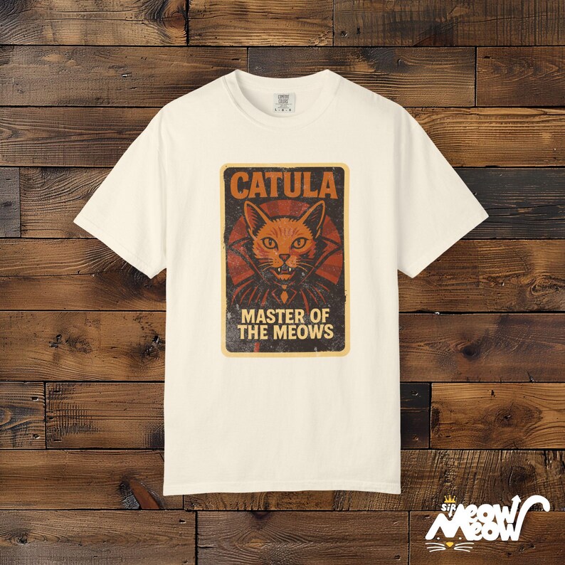 Camisa Catula de Comfort Colors: divertida camiseta de Halloween con gato vampiro Ivory