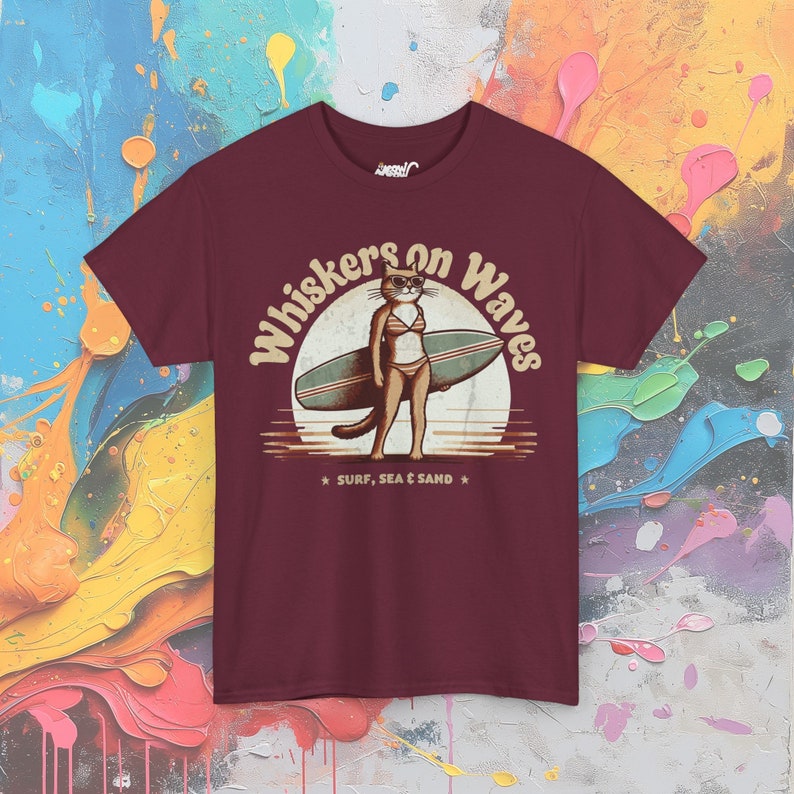 Camiseta de gato surfero: Bigotes en las olas, playera para amantes de la playa Maroon