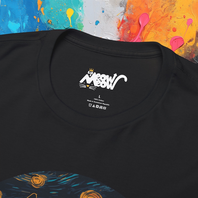 Peut inclure: T-shirt noir avec un motif blanc d'un chat portant une couronne et le texte "Sir Meow". Le t-shirt a une &eacute;tiquette avec la taille "L" et le texte "100% Coton Fabriqu&eacute; en R&eacute;publique dominicaine".