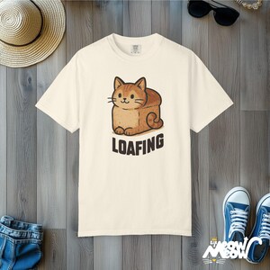 Comfort Colours Loafing Cat-T-shirt: Funny Kitty Bread-T-shirt Ivory