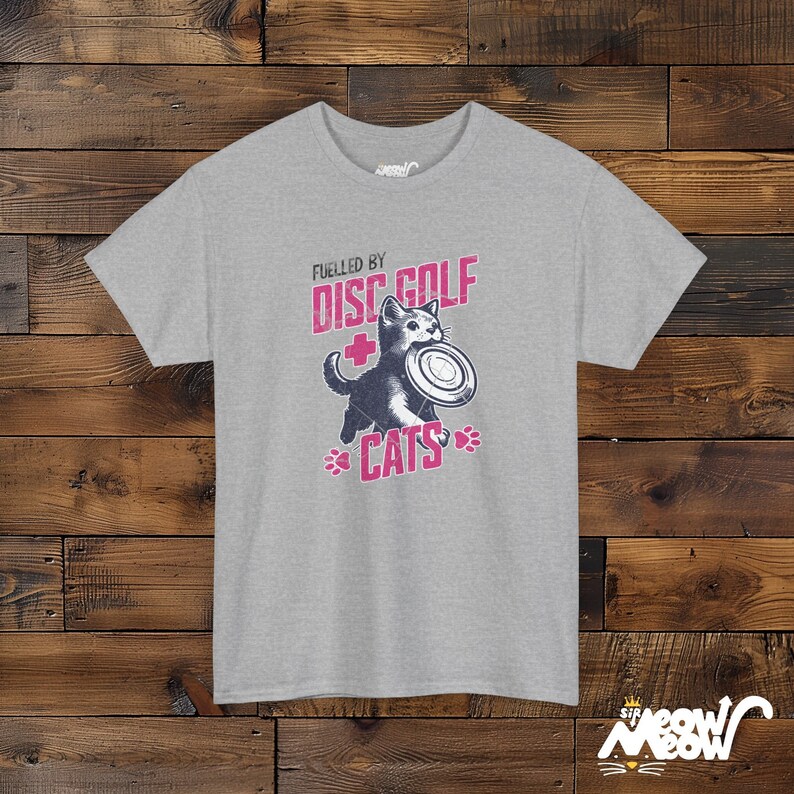 Disc Golf Cat T-Shirt: Playful Unisex Tee Sport Grey