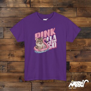 Lustiges Flamingo Katzen-T-Shirt - Retro Pink Fla-MEOW-Go Float Design - Lustiges Geschenk für Katzenliebhaber Purple