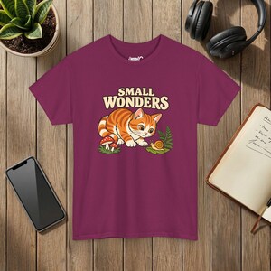 Camiseta Small Wonders con diseño de gato y caracol, regalo para amantes de la naturaleza y el bosque, Gildan 5000 Berry