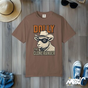 Camiseta de Dolly la Ranger Clonada: Divertida camiseta con estampado de oveja vaquera y colores cómodos. Espresso