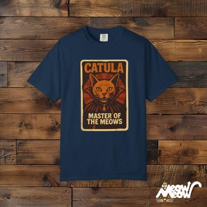 Camisa Catula de Comfort Colors: divertida camiseta de Halloween con gato vampiro True Navy