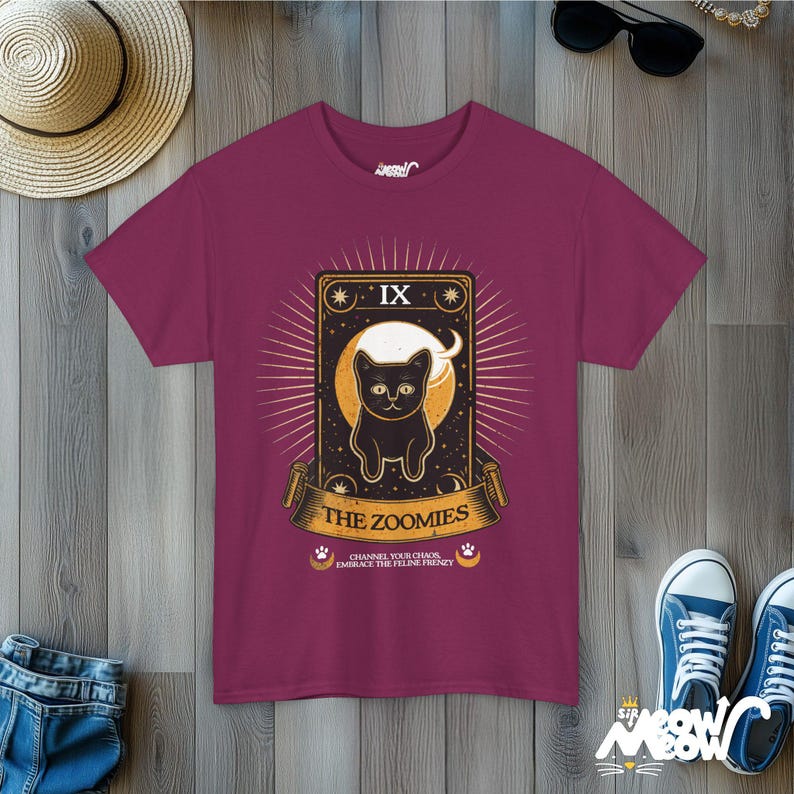 Camiseta Zoomies Tarot Cat: Camiseta de la carta del Caos Felino Berry