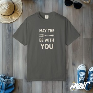T-shirt Que la fourchette soit avec vous : jeu de mots amusant pour les gourmets, t-shirt unisexe aux couleurs confortables Pepper