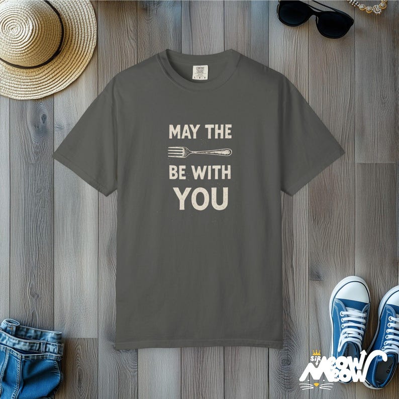 T-shirt Que la fourchette soit avec vous : jeu de mots amusant pour les gourmets, t-shirt unisexe aux couleurs confortables Pepper