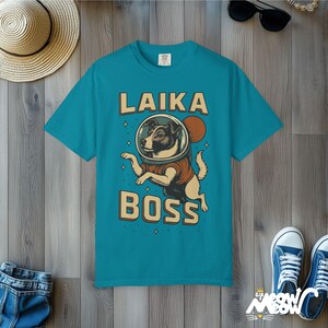 Laika Boss T-Shirt: Retro Space Dog Grafik, Komfortfarben T-Shirt Topaz Blue