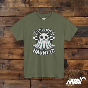 ゴーストキャットのハロウィンTシャツ、猫好きのための不気味なユニセックスシャツ Military Green