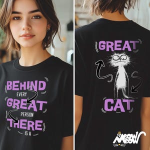 Puede incluir: Camiseta negra con un dise&ntilde;o gr&aacute;fico morado que dice "Detr&aacute;s de cada gran persona hay un gran gato". El gr&aacute;fico tambi&eacute;n presenta un gato de dibujos animados con una cola de diablo.