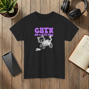 野良猫とネズミのグラフィックTシャツ、いたずら好きな猫のデザイン Black