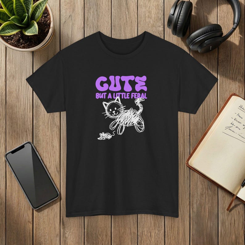 野良猫とネズミのグラフィックTシャツ、いたずら好きな猫のデザイン Black