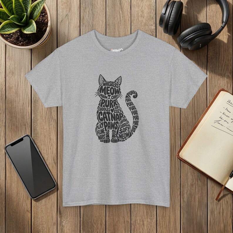T-shirt unisexe avec motif chat nuage de mots et silhouette de chat typographique. Sport Grey