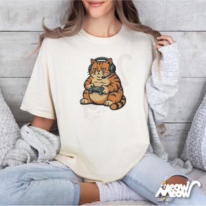 Camiseta Gamer Cat Comfort Colors: Divertida camiseta de videojuegos con un gato perezoso Ivory