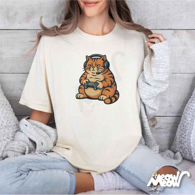 Camiseta Gamer Cat Comfort Colors: Divertida camiseta de videojuegos con un gato perezoso Ivory