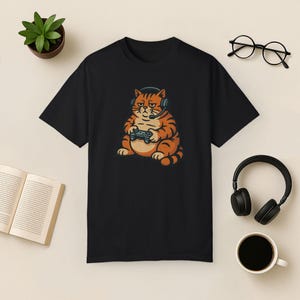 Camiseta Gamer Cat Comfort Colors: Divertida camiseta de videojuegos con un gato perezoso Black