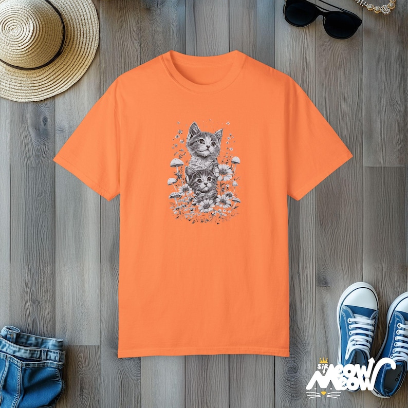 Cottagecore Katzen-T-Shirt: Vintage Kätzchen Blumenmuster Melon