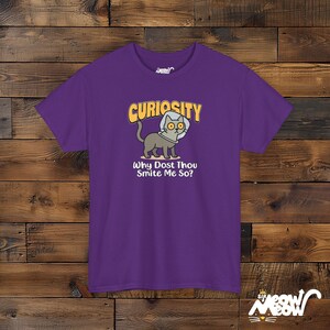 T-shirt grappig nieuwsgierige kat: Curiosity woordspeling, cadeau kattenliefhebber Purple