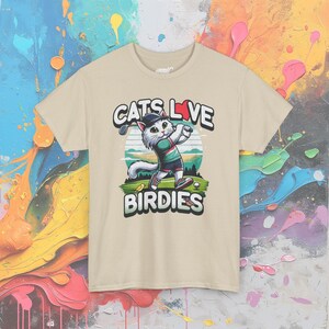 T-shirt drôle de chat jouant au golf : les chats adorent les oiseaux Sand