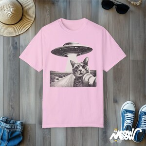 Funny Cat Selfie Alien Abduction T-Shirt: Quirky UFO Tee Blossom