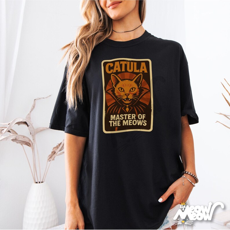 Camisa Catula de Comfort Colors: divertida camiseta de Halloween con gato vampiro Black