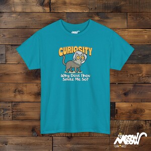 T-shirt grappig nieuwsgierige kat: Curiosity woordspeling, cadeau kattenliefhebber Tropical Blue