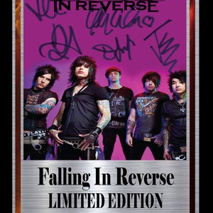 以下が含まれることがあります： バンド「Falling In Reverse」のサイン入り写真。バンドメンバーは紫色の背景の前で立っています。写真は限定版で、20枚中1枚と番号が付けられています。