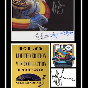 Puede incluir: Una tarjeta de color dorado con texto negro que dice "ELO LIMITED EDITION MUSIC COLLECTION 1 OF 50 STEREO SOUND". Una ilustración en blanco y negro de un tocadiscos está en la tarjeta. Una foto en blanco y negro de una nave espacial con un diseño azul, amarillo y rojo está en el fondo. La foto está firmada por los miembros de la banda.