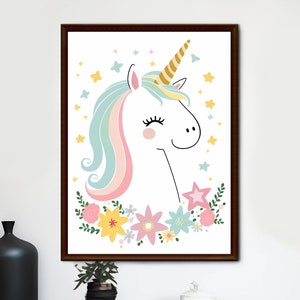 Könnte beinhalten: Ein weißes Einhorn mit einer Regenbogenmähne und einem goldenen Horn. Das Einhorn ist von einem Kranz aus bunten Blumen und Sternen umgeben.