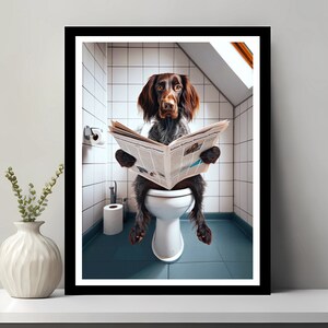 Op de afbeelding: Een bruine en witte hond zit op een wit toilet in een badkamer en leest een krant. De badkamer heeft witte betegelde muren en een blauwe betegelde vloer.