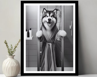 Könnte beinhalten: Ein Schwarzweißfoto eines Hundes, der einen Bademantel trägt und in einer Badezimmertür steht. Der Hund schaut in die Kamera und lächelt.
