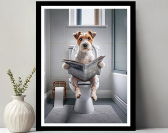 Puede incluir: Un perro blanco y marrón sentado en un inodoro blanco en un baño, leyendo un periódico titulado "The Chronicle".