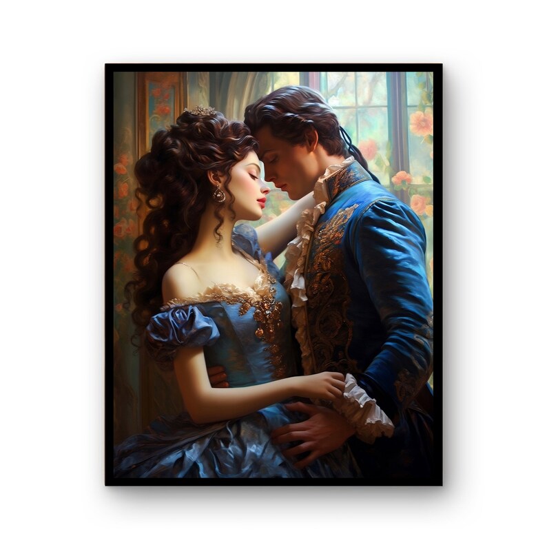 Op de afbeelding: Een schilderij van een stel in een romantische omhelzing. De vrouw draagt een blauwe en gouden jurk, en de man draagt een blauw pak met gouden accenten. Ze staan voor een raam met uitzicht op een tuin.