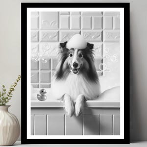 Könnte beinhalten: Ein Schwarzweißfoto eines Hundes in einer Badewanne mit einer Gummiente. Der Hund hat einen weißen, flauschigen Kopf und trägt eine weiße Schaumstoff-Badekappe. Der Hund sitzt in einer weißen Badewanne mit weißen Fliesenwänden.