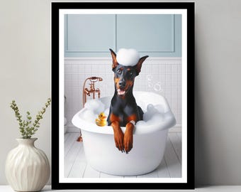 Puede incluir: Un perro Doberman negro y marrón con un gorro de baño blanco se sienta en una bañera blanca llena de burbujas. Un pato de goma amarillo flota en el agua.