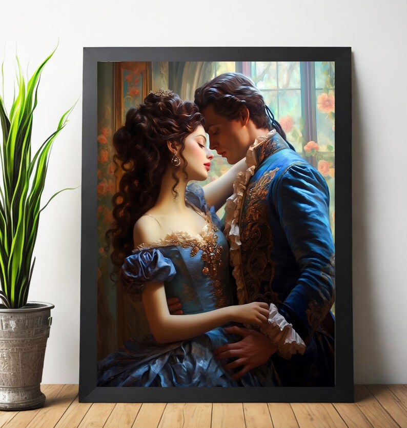 Op de afbeelding: Een romantisch schilderij van een stel in historische kleding, dat elkaar omhelst en in elkaars ogen kijkt. De vrouw draagt een blauwe en gouden jurk, de man een blauw en gouden pak. Ze staan voor een raam met uitzicht op een tuin.