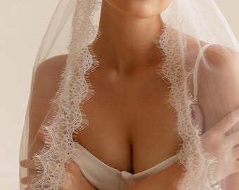 Chantilly lace cathedral veil 300 cm, Lace edge bridal veil with comb, Soft tulle wedding veil