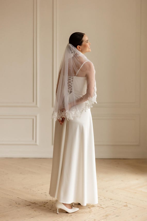 Pearl Lace Wedding Veil, Lace Scalloped Edge Ivory Veil  display picture 1