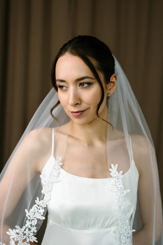 Veil Wedding, Lace Trim Veil, Lace Scalloped Edge Ivory Veil  display picture 3