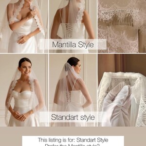 Pu&ograve; includere: Diverse viste di un velo da sposa con bordi in pizzo. Il velo &egrave; indossato da una persona con un abito da sposa bianco. Il testo sull'immagine dice "Mantilla Style" e "Standart style".