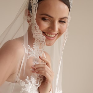 Lace scalloped edge ivory veil, Unique veil, Mantilla veil, Fingertips veil, Elegant veil, Bridal veil lace, Single tier veil