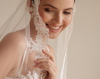 Scalloped Lace Wedding Veil – Ivory Mantilla Bridal Veil Fingertip