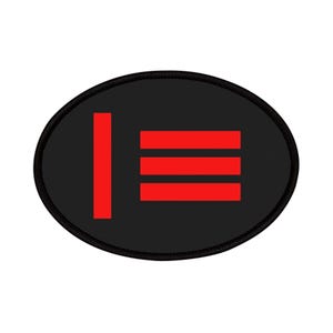 Könnte beinhalten: Schwarzer ovaler Patch mit einer roten vertikalen Linie und drei roten horizontalen Linien.