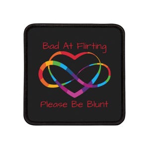 Può includere: Toppa quadrata nera con cuciture bianche attorno ai bordi. La toppa presenta un simbolo di infinito arcobaleno a forma di cuore con il testo "Bad At Flirting" e "Please Be Blunt" in rosso.