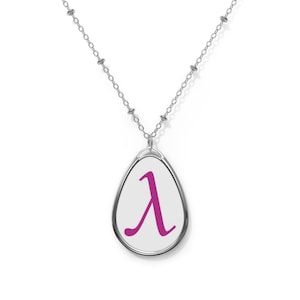 Może przedstawiać: Rustykalny drewniany znak z napisem "Welcome to our home" w stylu ręcznym. Znak ma postarzaną powierzchnię i prosty, zachęcający design, idealny na ganek lub do wejścia.