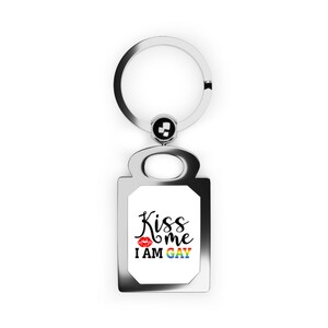 Llavero Kiss Me I&#39;m Gay: llavero divertido y orgulloso con forma de placa de identificación para expresarse a diario