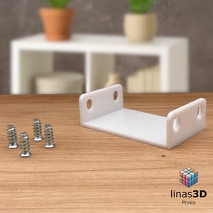 Op de afbeelding: Een set van drie keramische mokken met een gespikkelde, matte afwerking. De mokken zijn in crème, lichtgrijs en donkergrijs. Elke mok heeft een eenvoudig, minimalistisch ontwerp.