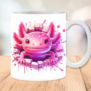 Puede incluir: Una taza de cerámica blanca con un ajolote rosa rompiendo una pared de ladrillos rosas y blancos. El ajolote tiene escamas rosas y moradas y grandes ojos negros. Hay salpicaduras de pintura rosa alrededor del ajolote.