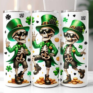 Op de afbeelding: Drie witte bekers met een groen, zwart en wit skelet dat een groene leprechaun-hoed en een zonnebril draagt. Het skelet houdt een gouden munt en een klavertje vier. De bekers zijn versierd met klavertjes vier en gouden munten.